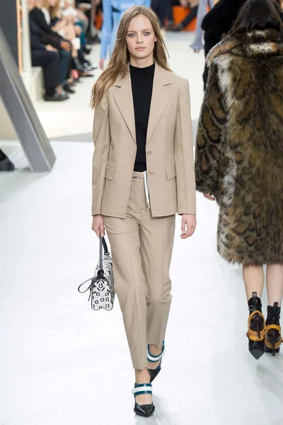 Look 12